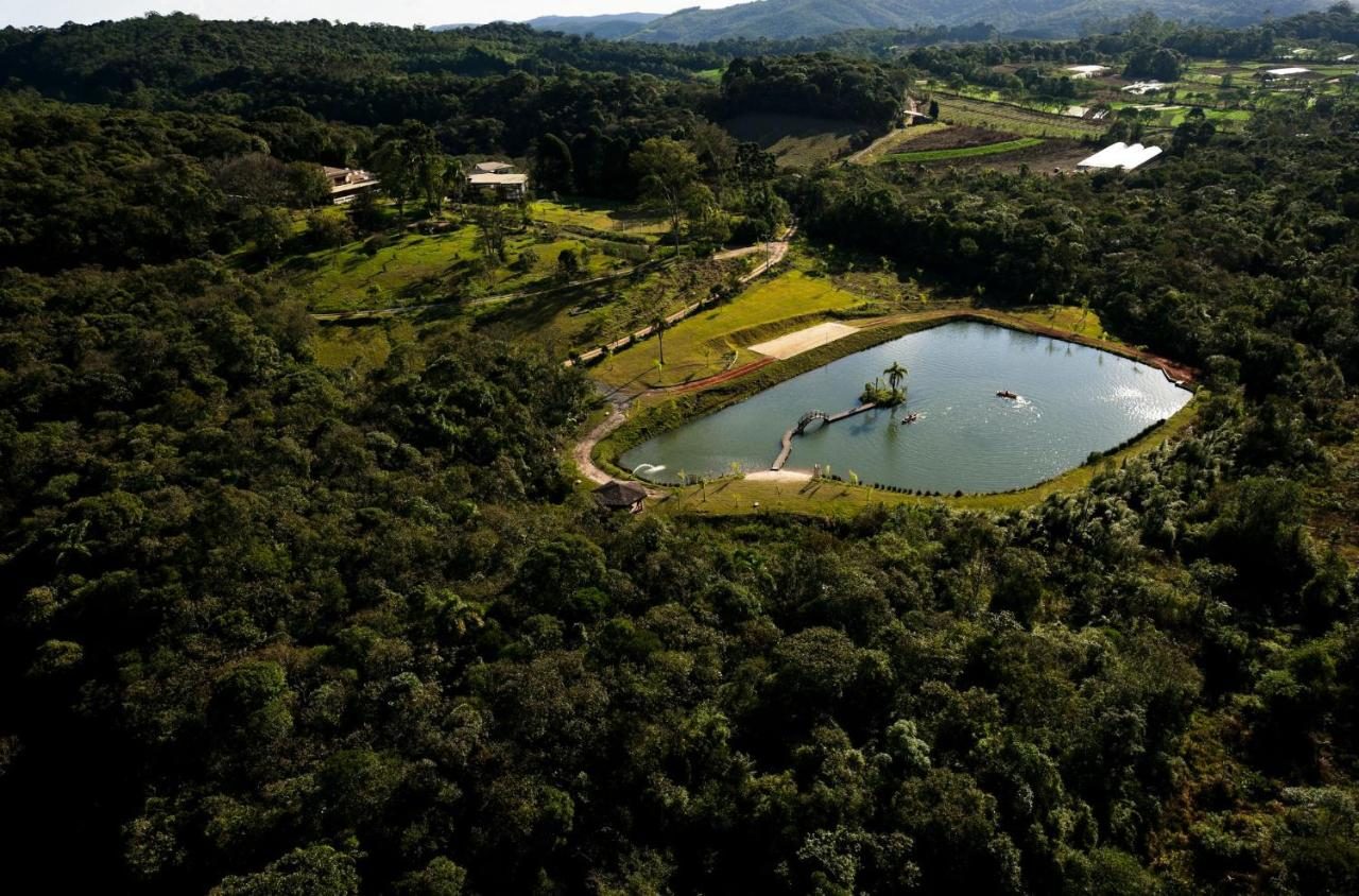 Vista aérea do lago da Reserva cercado pela Mata Atlântica
