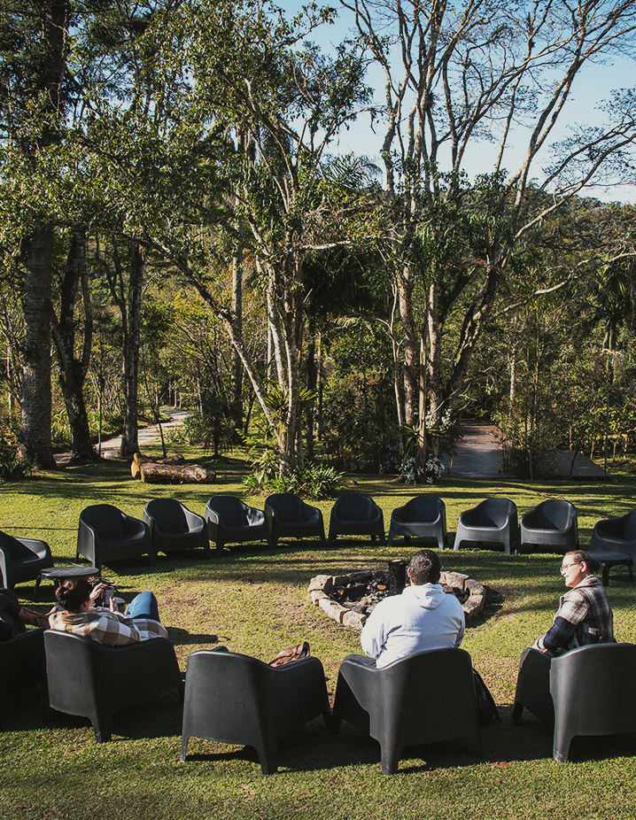 Grupo reunido ao redor da fogueira em área externa da Reserva