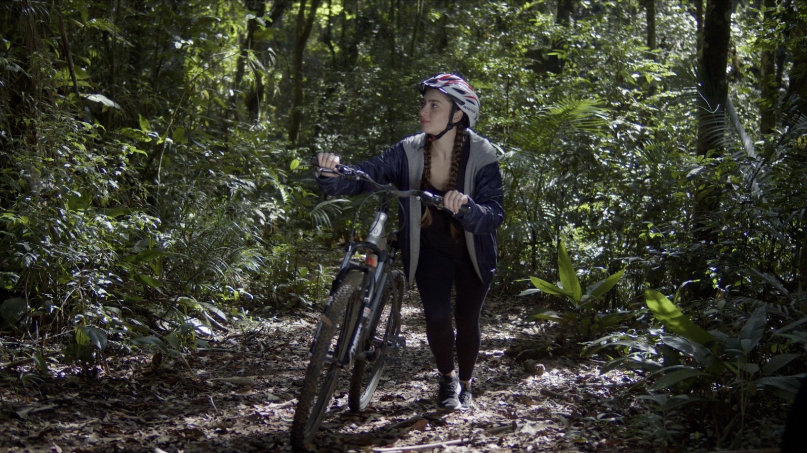 Pessoa andando de bicicleta pelos caminhos internos