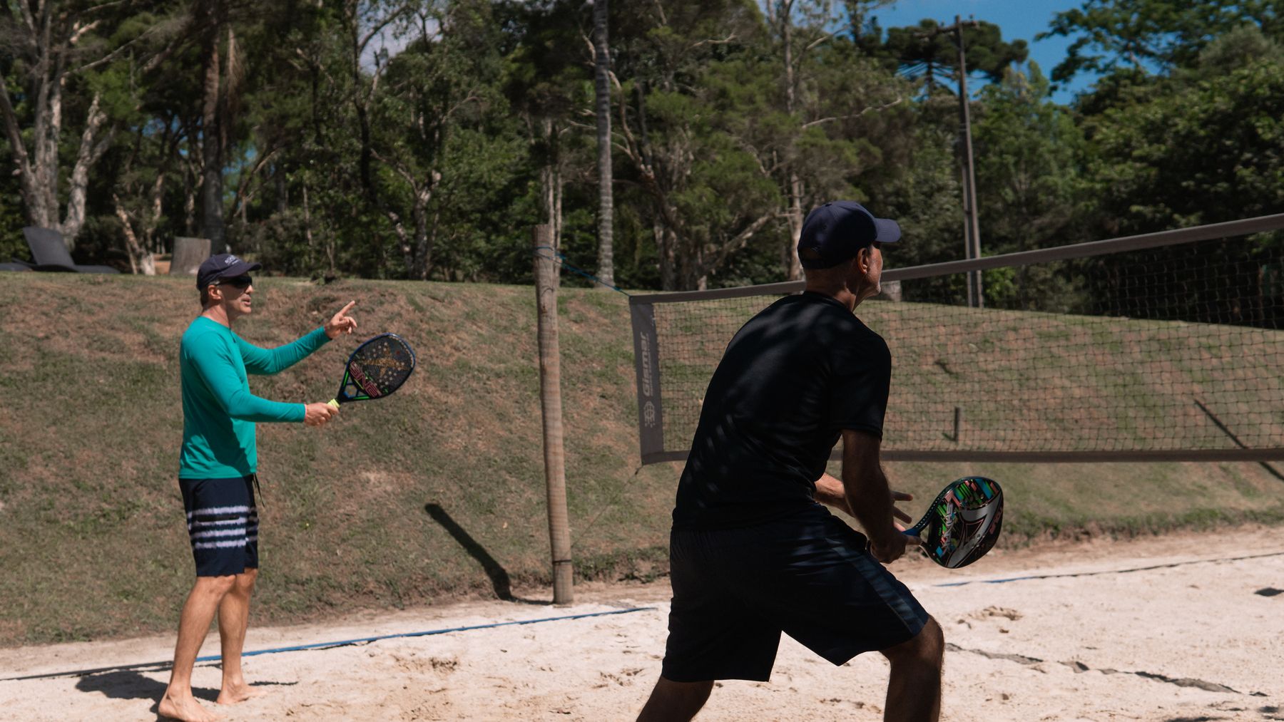 Partida de beach tennis na quadra de areia