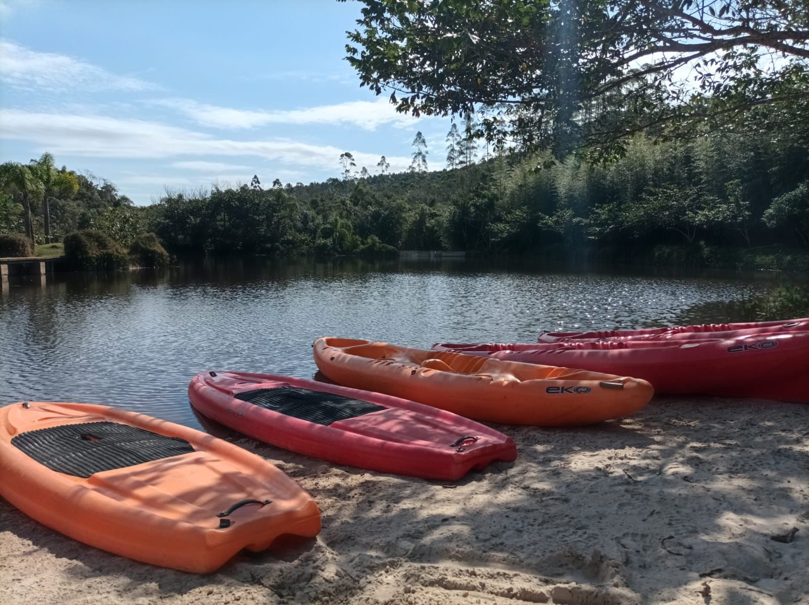 Caiaques e pranchas de stand up paddle na prainha do lago