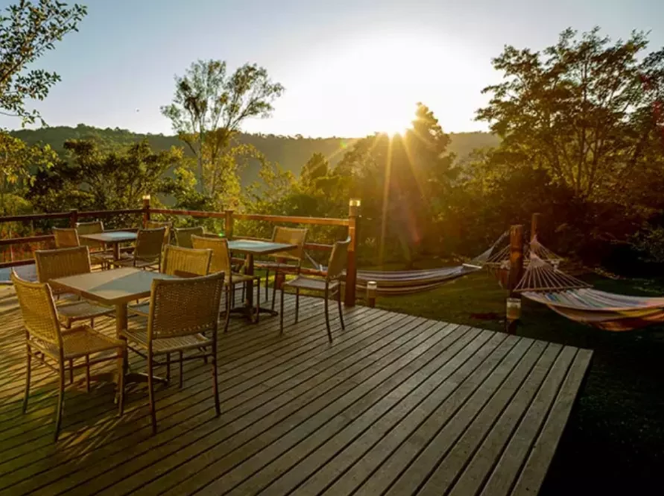 Pôr do sol visto de deck de madeira na Reserva