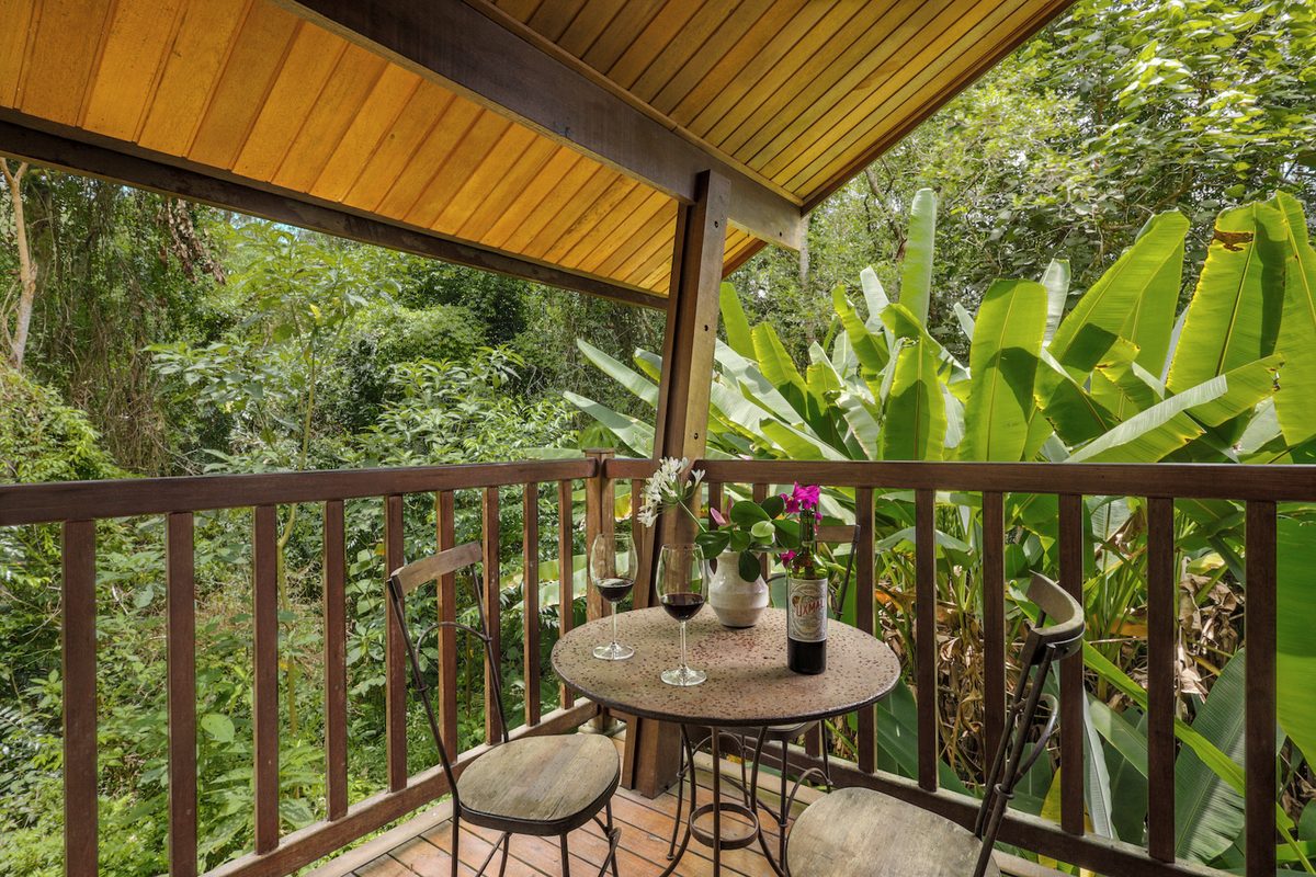 Terraço exclusivo do Bangalô Premium com mesa e vista para a mata