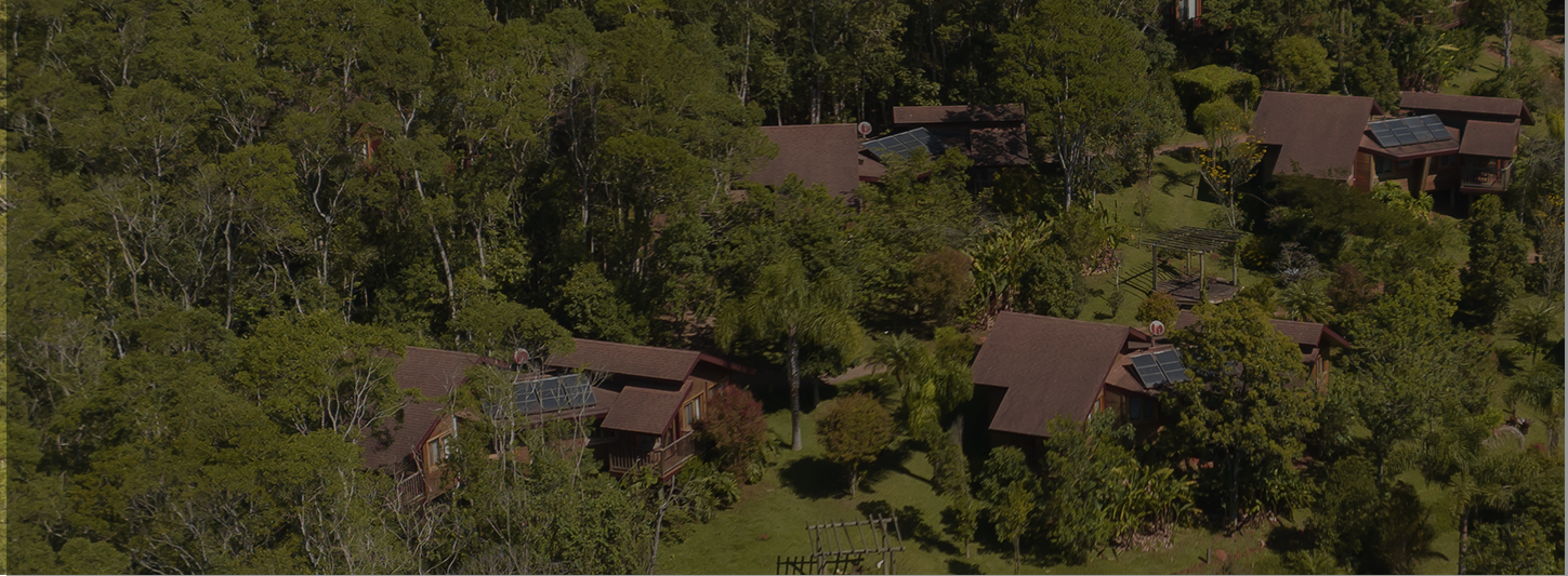 Vista aérea dos chalés da Reserva em meio à Mata Atlântica