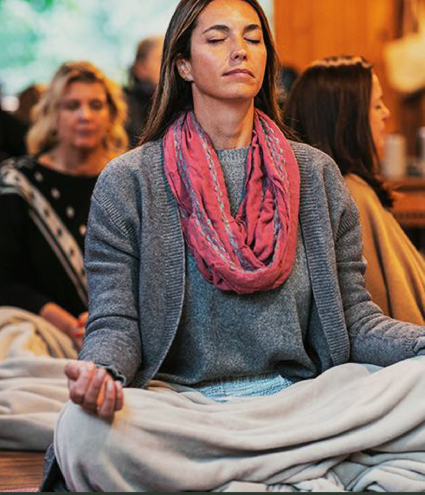 Mulher em momento de meditação durante retiro na Reserva